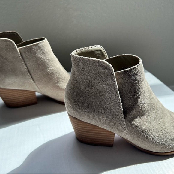 Dolce Vita Daine Bootie in Sage Size 8 Taupe Tan Grey Suede Ankle Boot Classic - Picture 12 of 12